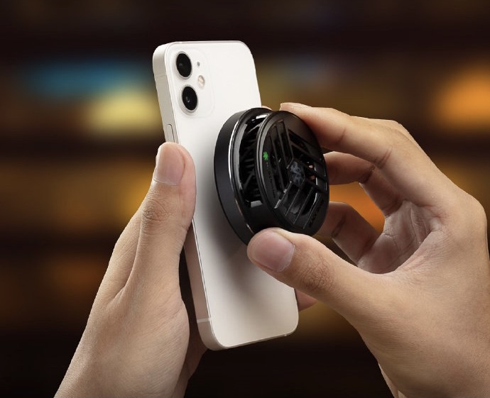 Xiaomi придумала кулер с MagSafe для iPhone 12. Его даже кто-то купит