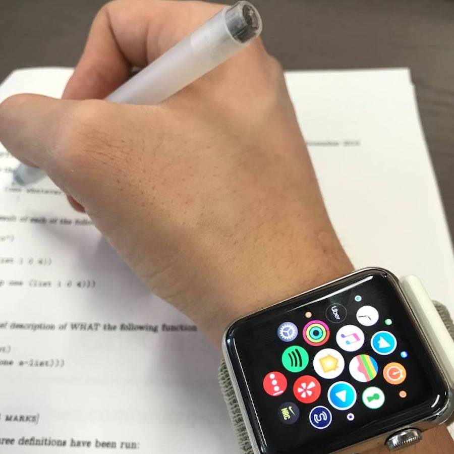 ЕГЭ. Как школьники и студенты списывают с Apple Watch, хотя это запрещено законом
