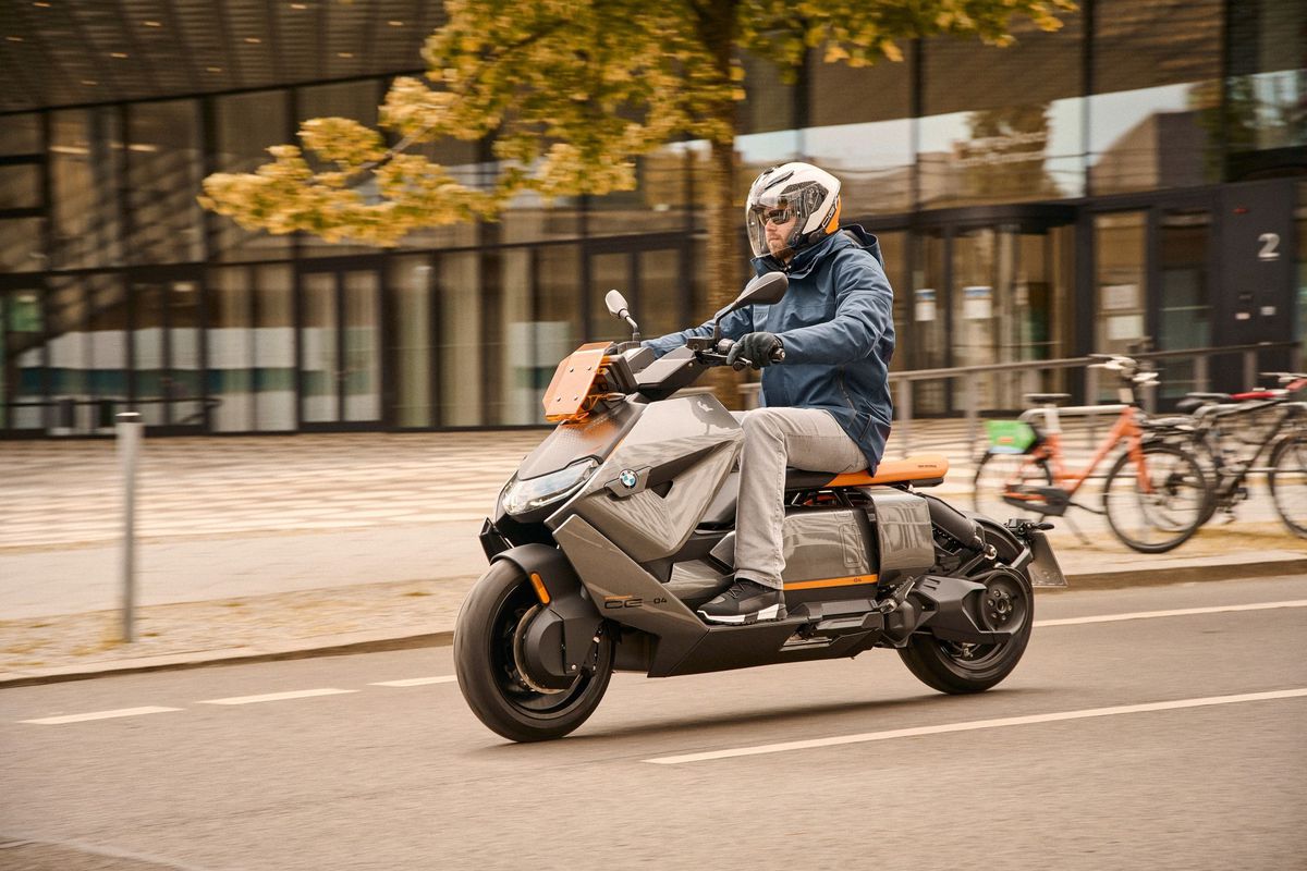 BMW представила электроскутер Motorrad CE 04 в стиле киберпанк за $12 тысяч