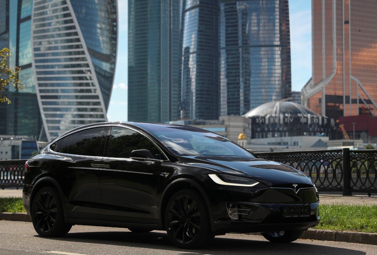 В электромобилях Tesla официально появился русский язык