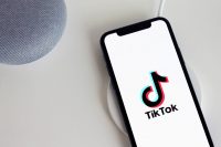 В TikTok теперь можно разместить резюме и найти работу. Но пока только в США