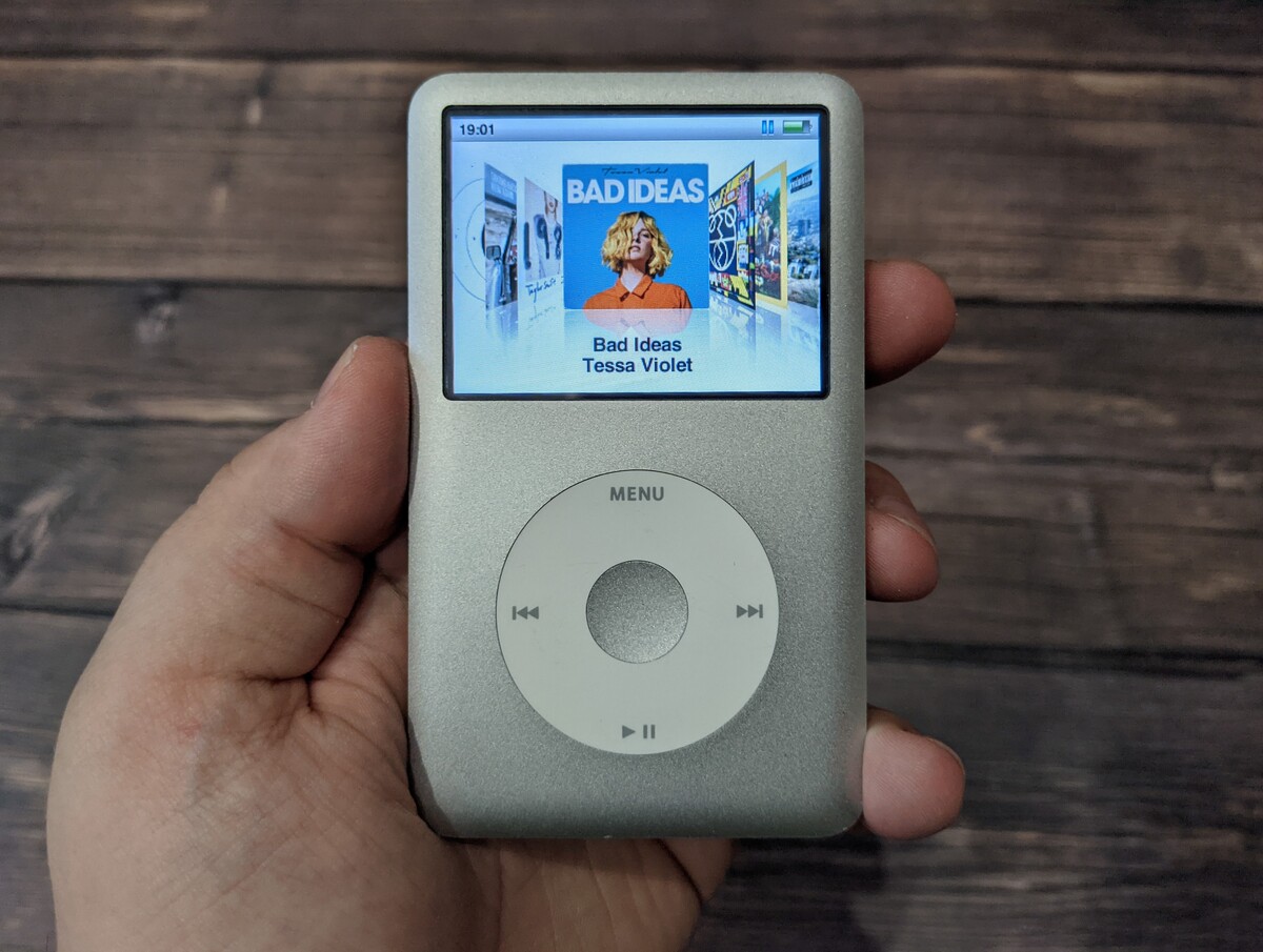 Психанул и купил iPod Classic в 2021 году. Он оказался волшебно хорошим