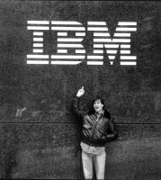 Бомбер Стива Джобса, в котором он показал средний палец IBM, выставили на аукцион. Его могут продать за $25 тысяч