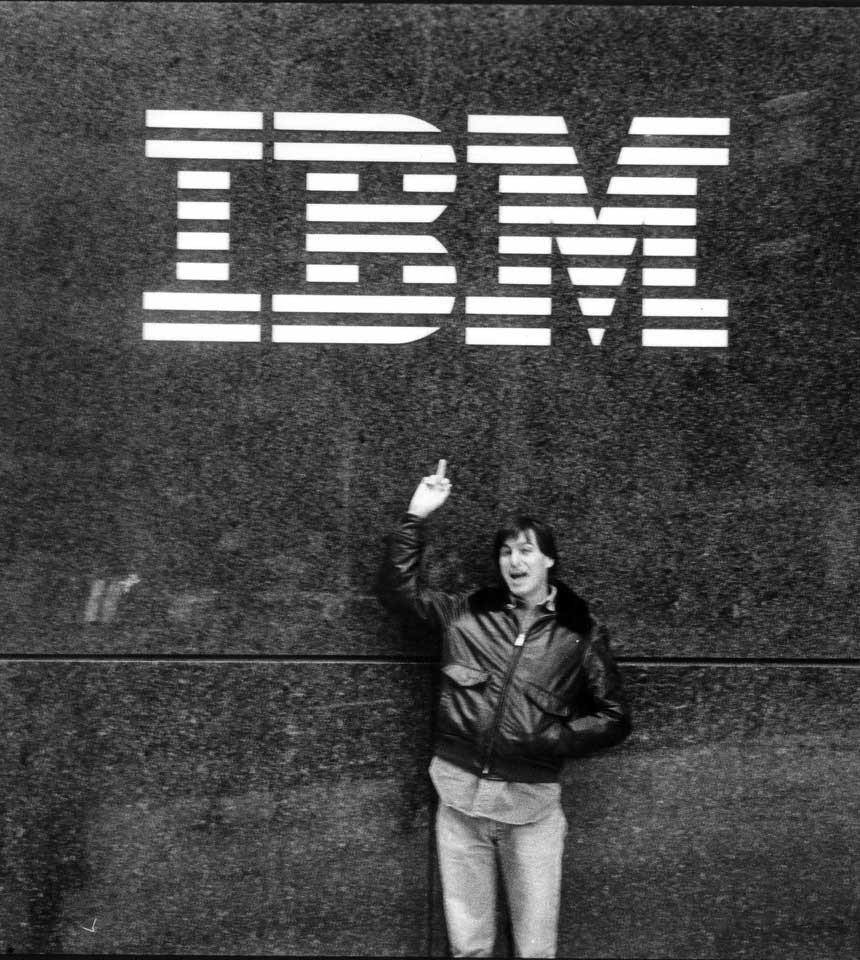 Бомбер Стива Джобса, в котором он показал средний палец IBM, выставили на аукцион. Его могут продать за $25 тысяч