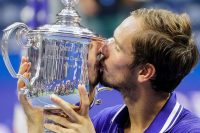 Российский теннисист Даниил Медведев сегодня впервые выиграл Турнир US Open и повторил смешное падение из игры Fifa