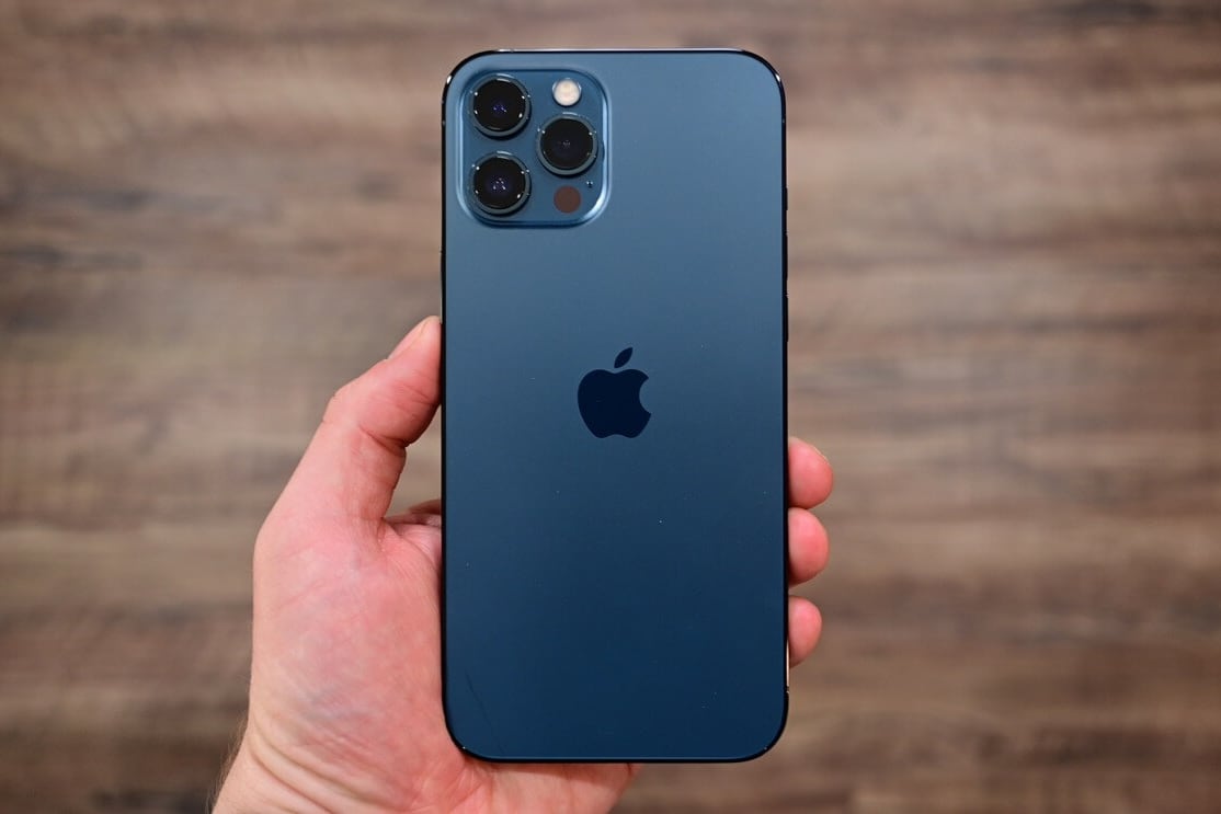 Apple сняла с продажи iPhone 12 Pro и iPhone XR