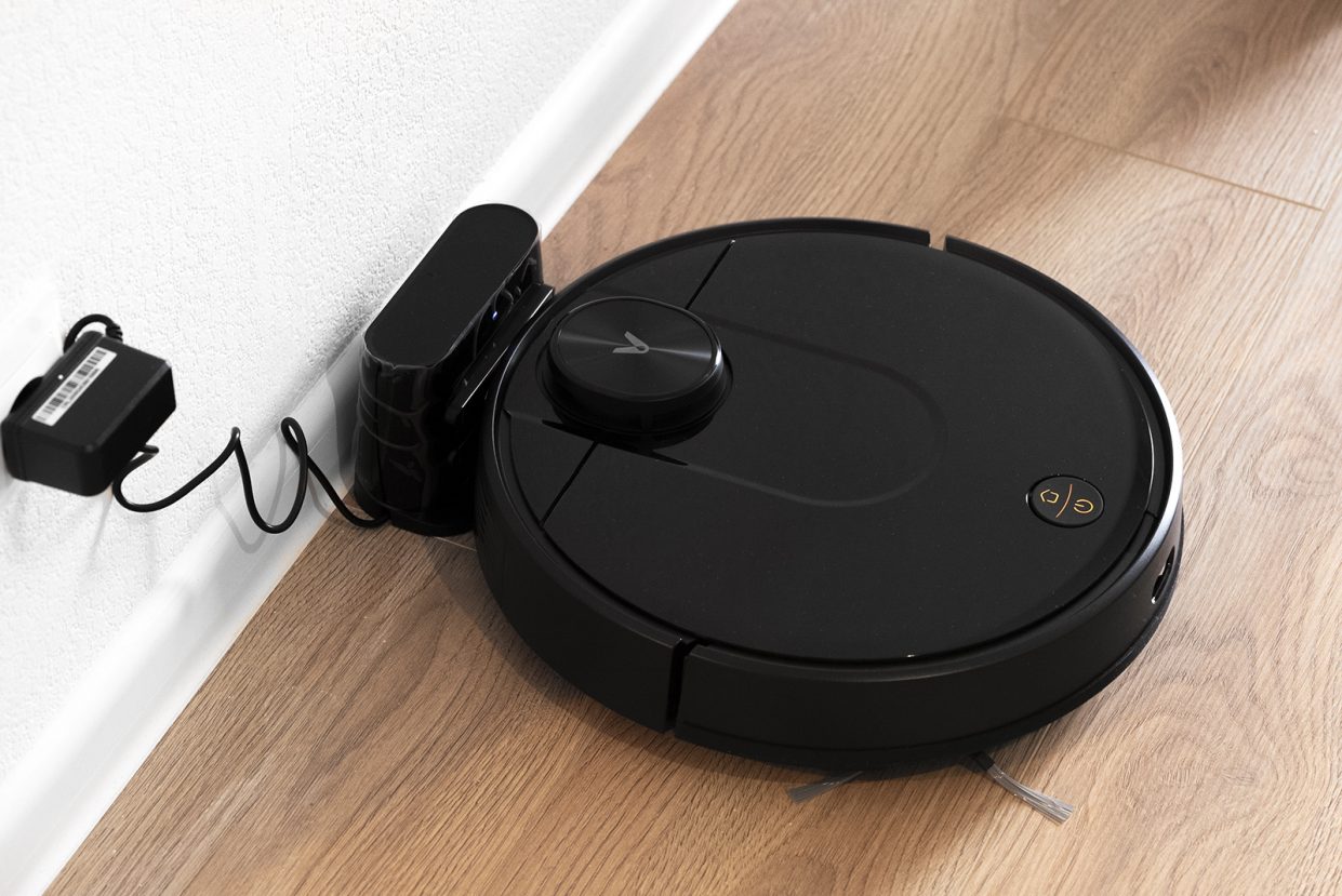 Нажал на кнопку и пропылесосил весь дом, не встав с дивана. Обзор