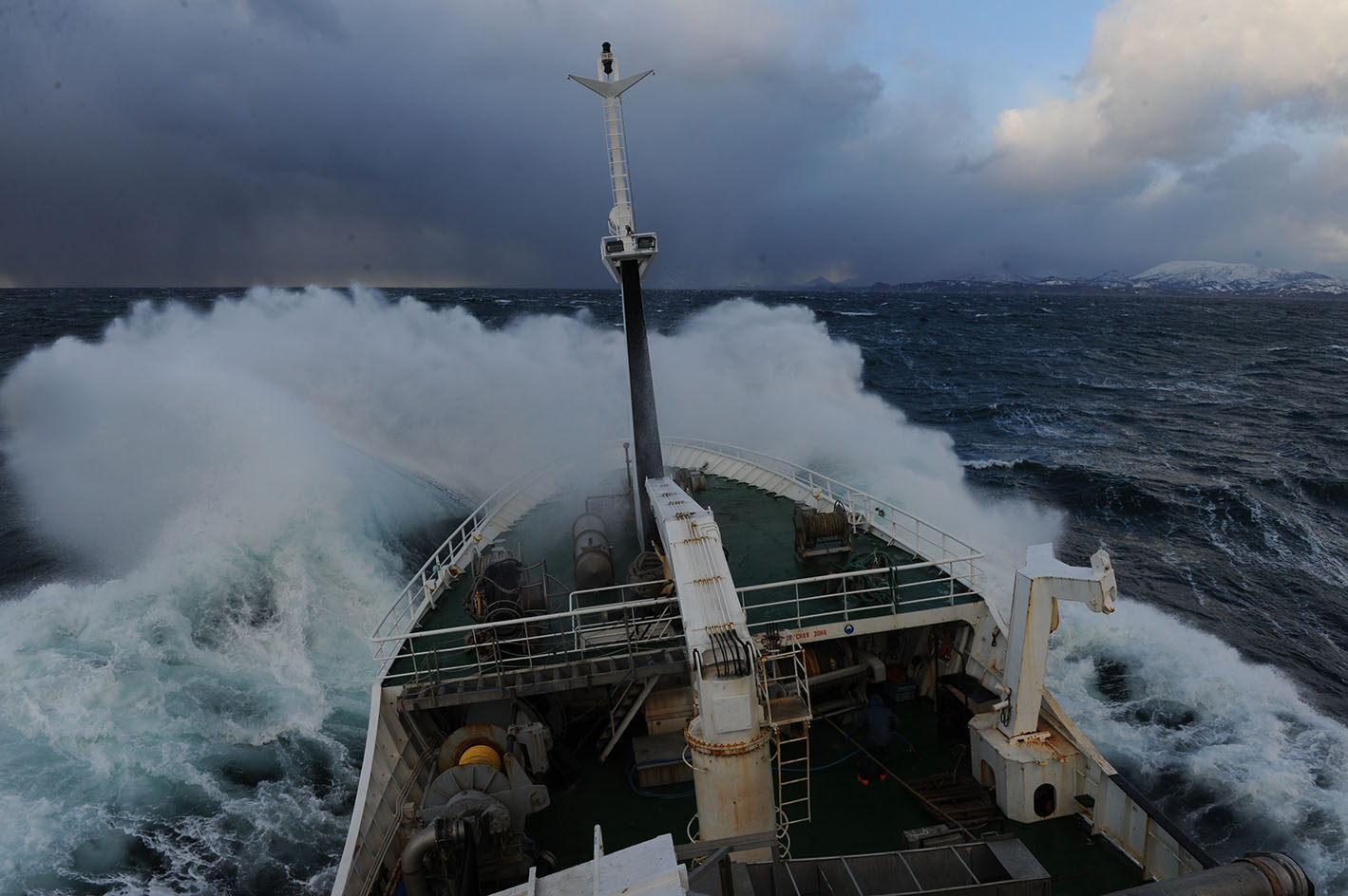 Установка шторм. Шторм остров Кунашир. Итуруп шторм. Южно-Курильск шторм. Корабль в шторм.