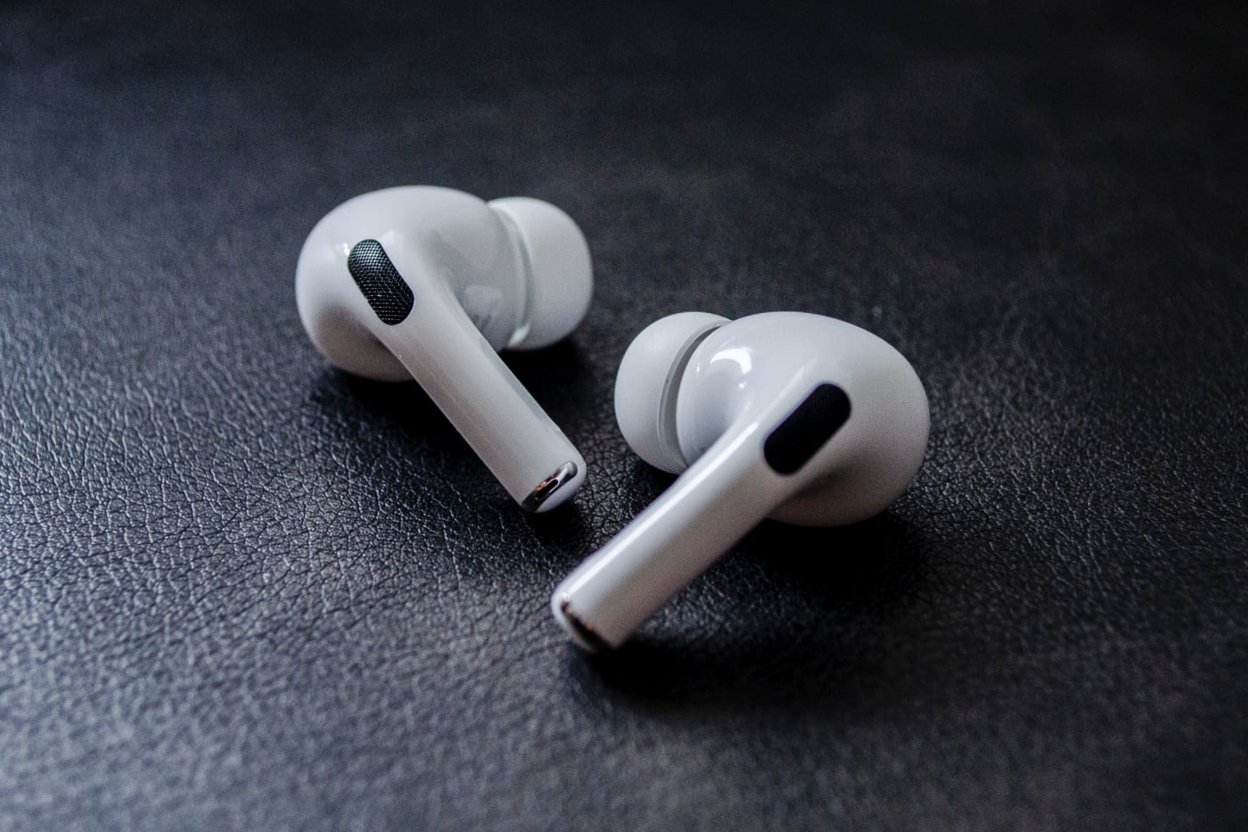 Apple разрабатывает слуховой аппарат на базе AirPods