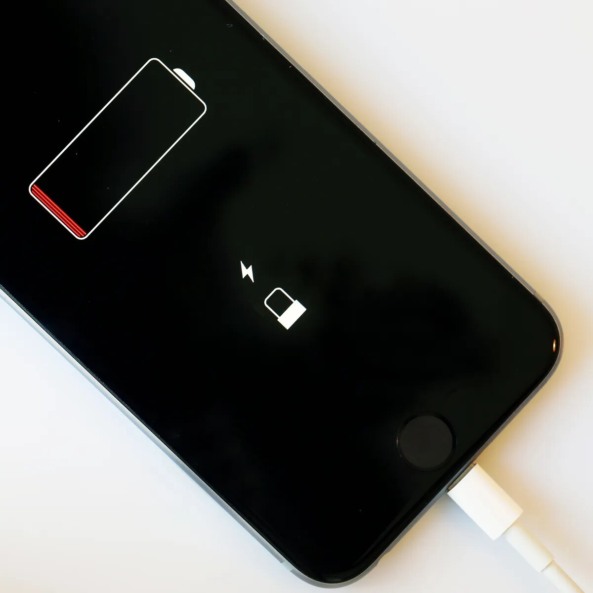 Почему iPhone так долго живёт на 1% заряда?