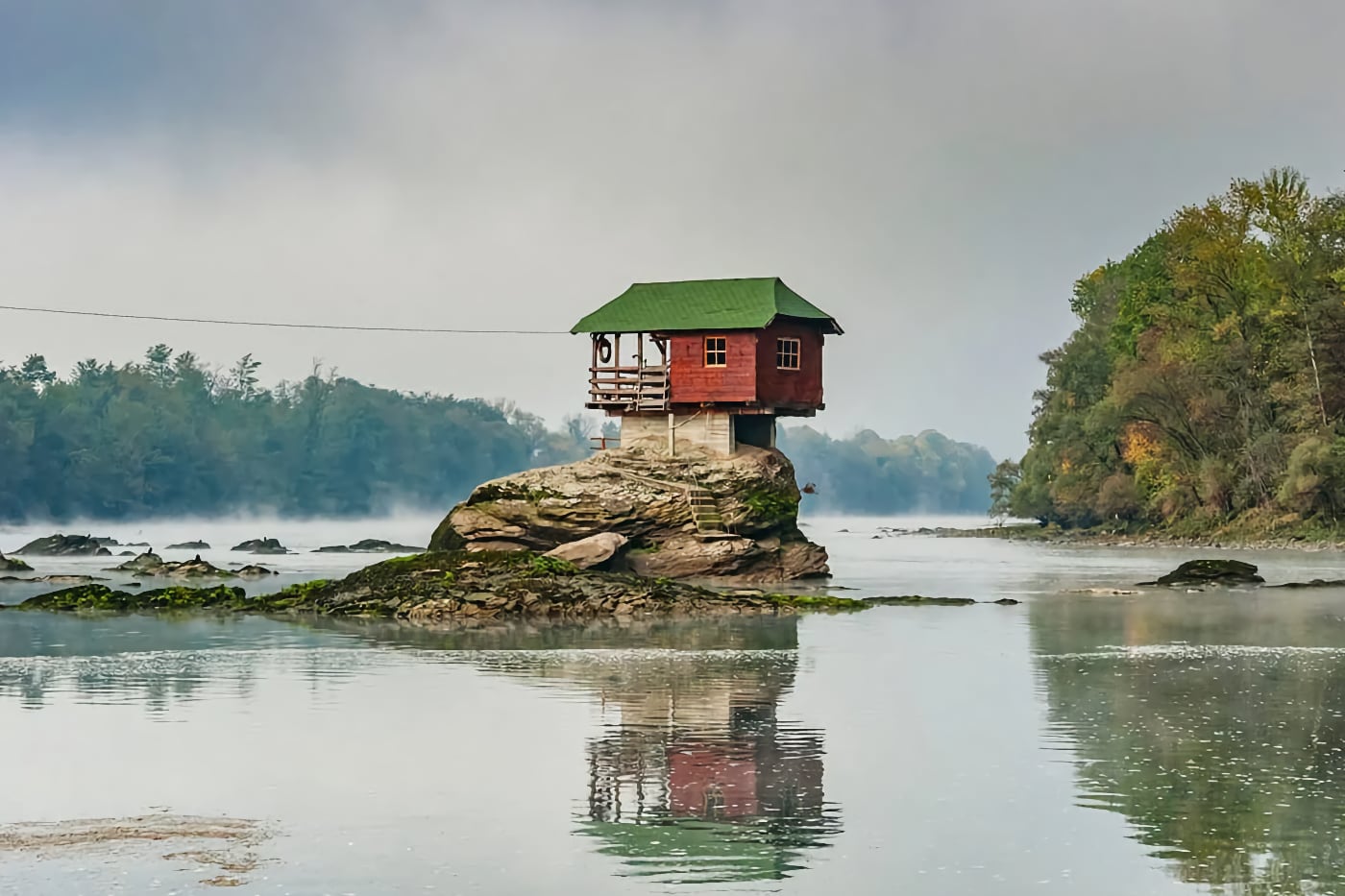 10 самых маленьких домов в мире. Один из них стоит на камне в реке