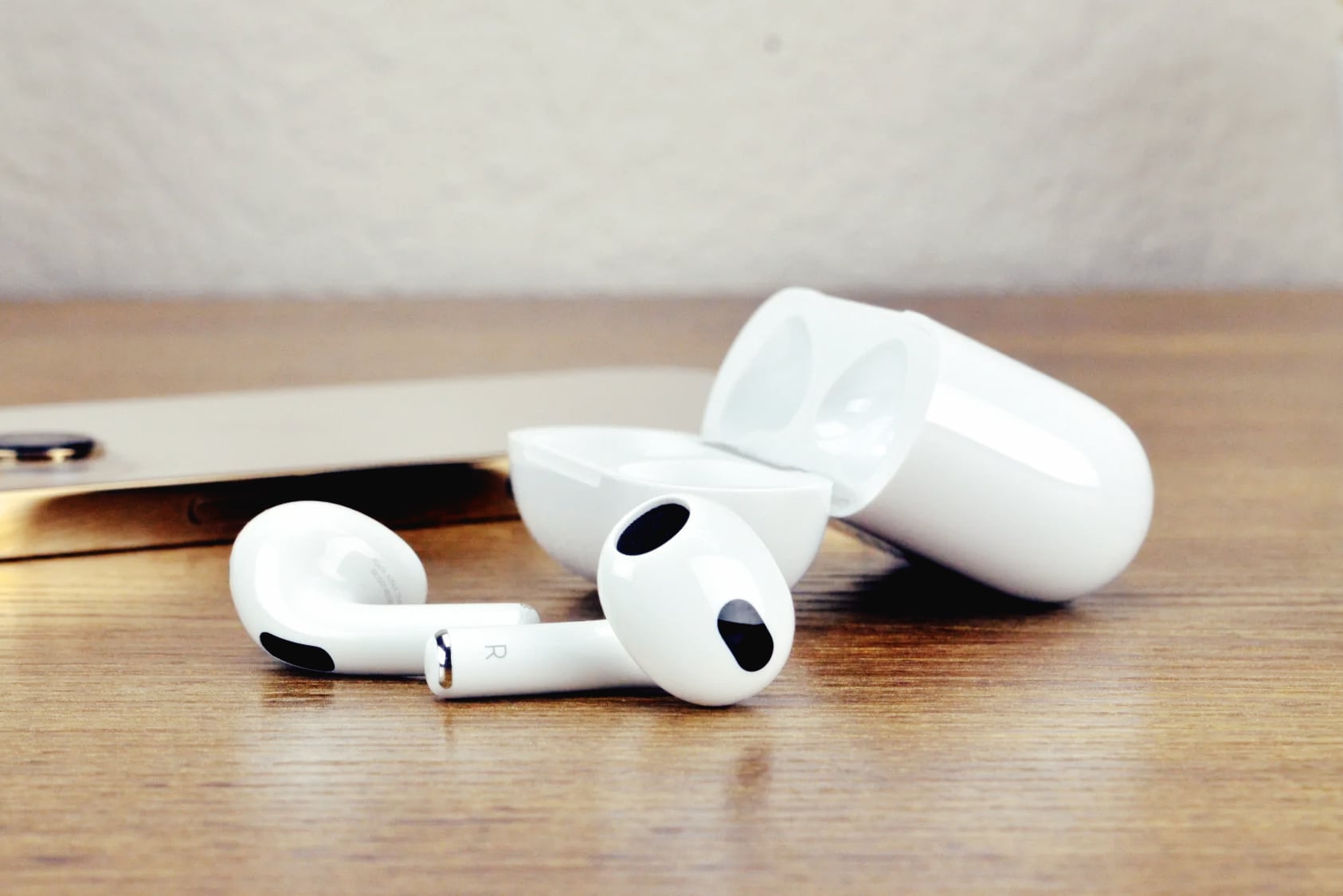 Владельцы AirPods 3 жалуются на шипение в наушниках. Его слышно в тишине