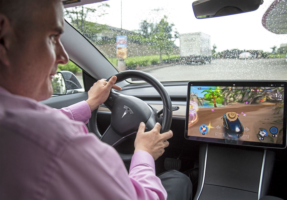 Tesla запретит запускать игры на бортовом экране авто во время движения, чтобы избежать аварий