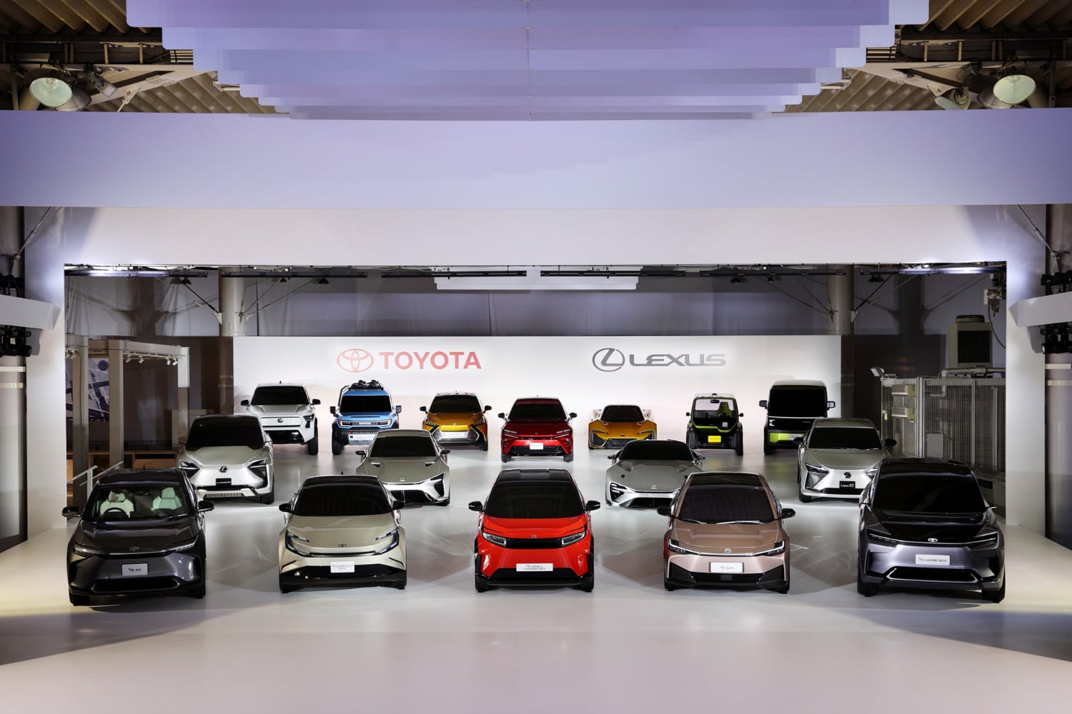 Toyota представила 16 новых электромобилей. Среди них пикап, внедорожники и спорткары
