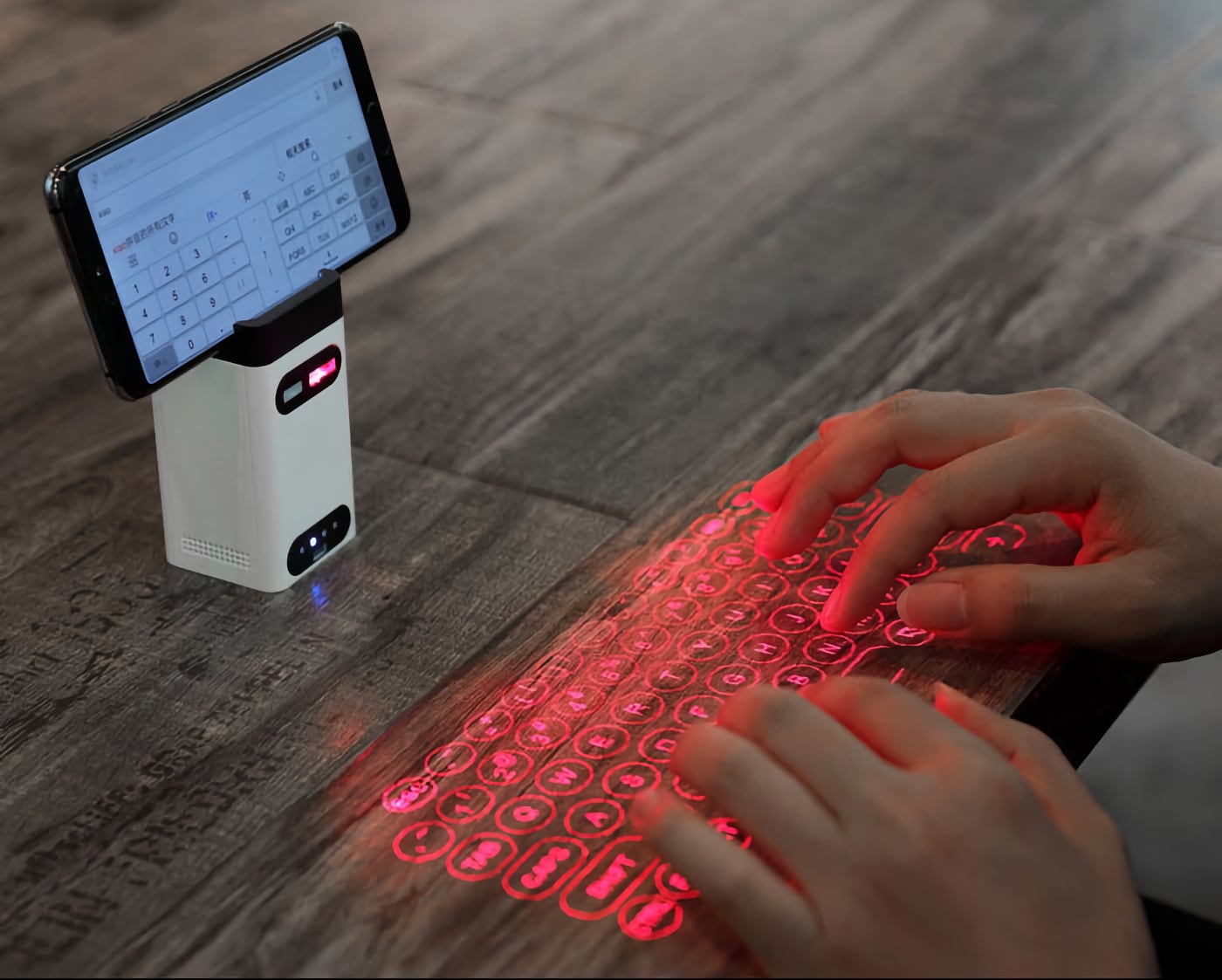 Вещь. Портативная лазерная клавиатура, которая проецирует кнопки на стол