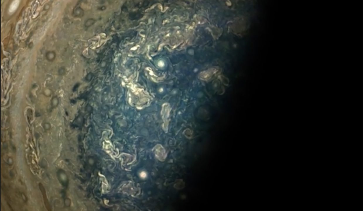 Захватывающе красиво. Зонд Juno от NASA показал, как выглядит Юпитер в реальности