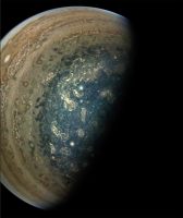 Захватывающе красиво. Зонд Juno от NASA показал, как выглядит Юпитер в реальности