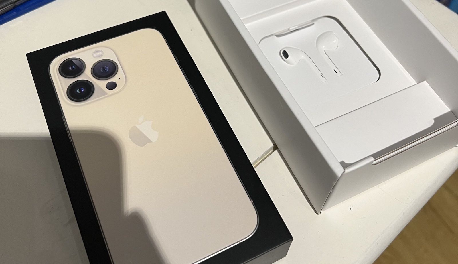 Apple больше не кладёт наушники в комплект с iPhone во Франции