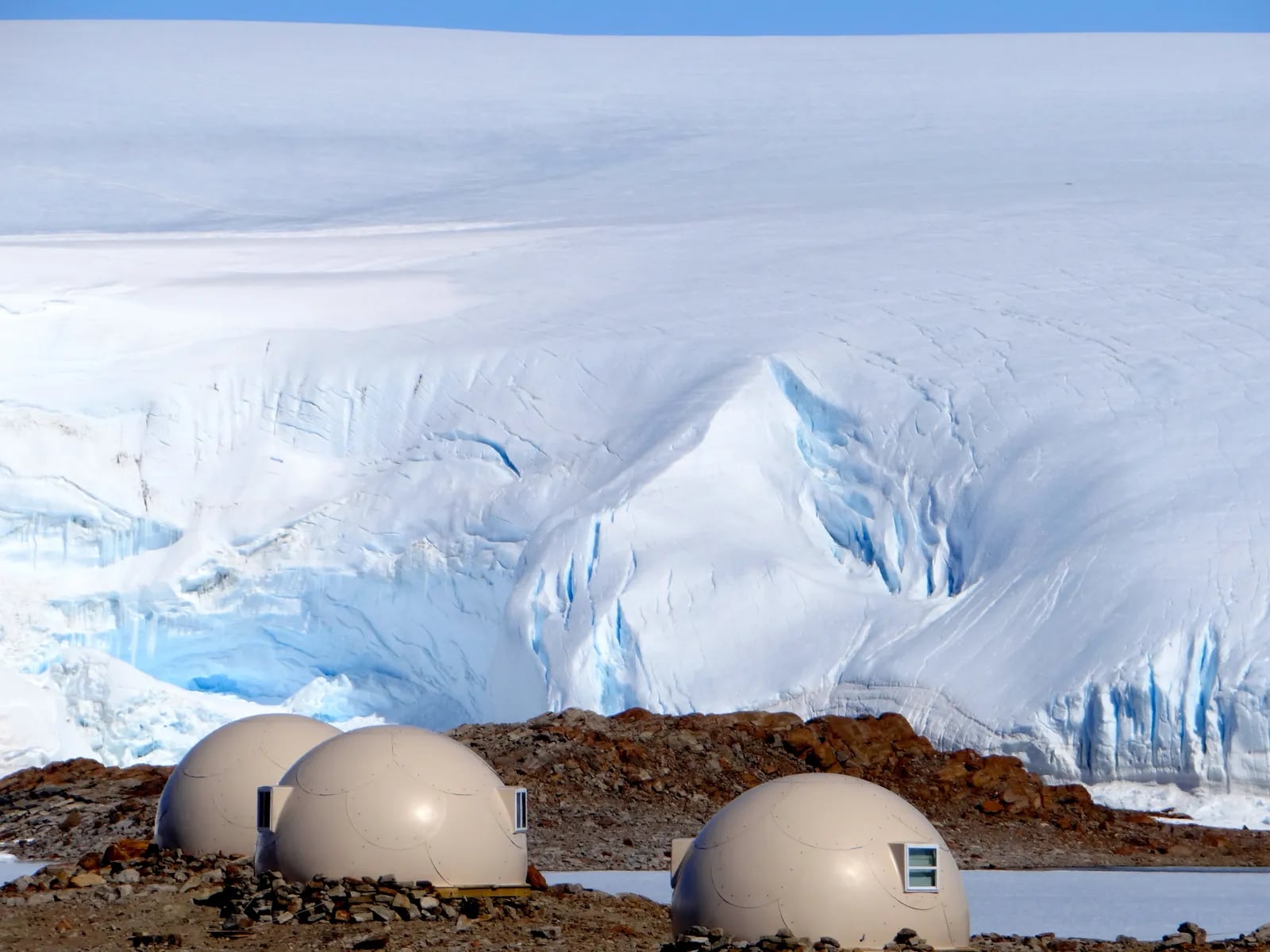 Леденящая красота! В Антарктиде открыли роскошный отель, но неделя отдыха стоит, как Tesla
