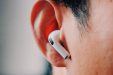 Apple придумала, как научить AirPods узнавать человека по форме уха