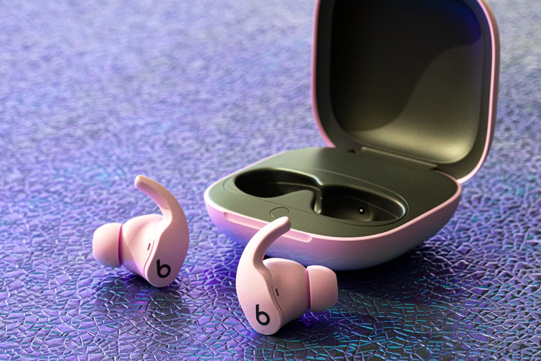 В России начались продажи беспроводных наушников Beats Fit Pro. Они как AirPods Pro, но спортивные