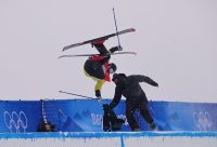 Финский фристайлер сбил оператора во время прыжка на Олимпиаде 2022