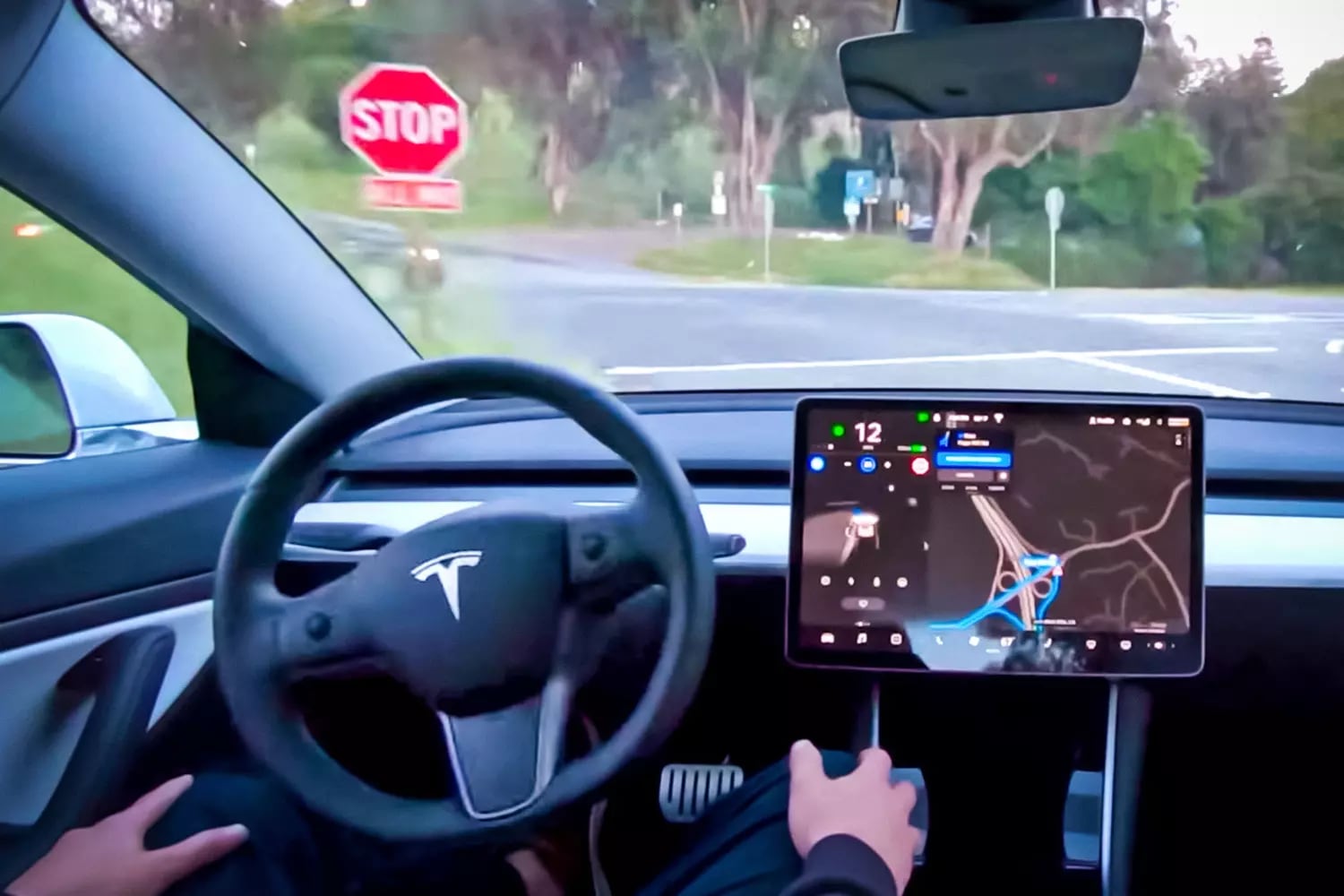 Tesla запретит автопилоту проезжать знак STOP без остановки из-за увеличения риска аварий