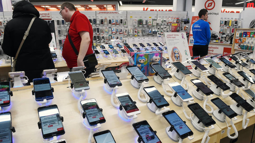Россияне начали массово скупать смартфоны из-за возможных санкций США