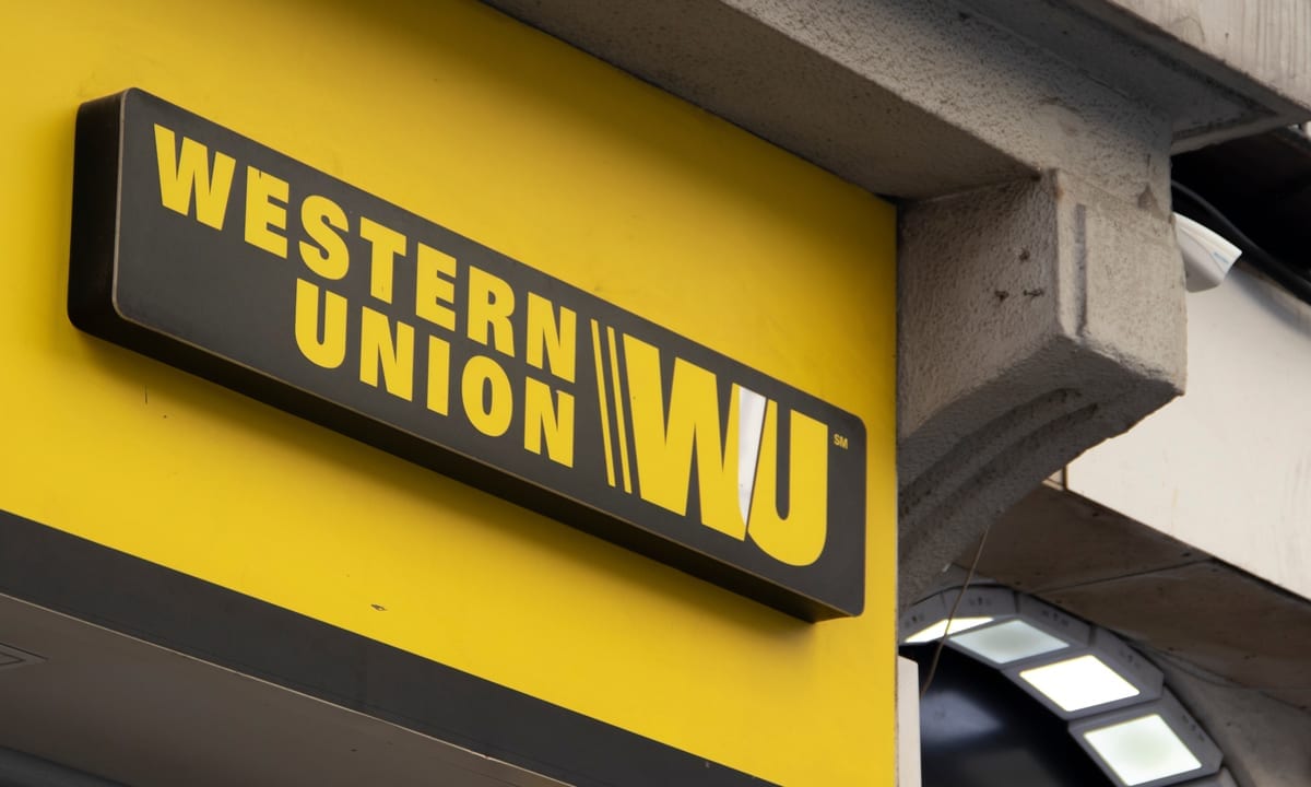 Western Union приостановила переводы в приложении в России