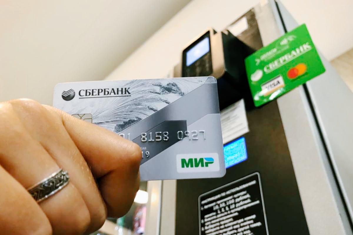 Центробанк рекомендует россиянам носить с собой пластиковые карты из-за сбоев Apple Pay