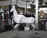 Японцы из Kawasaki показали робота в виде козла. Возит людей и тяжести