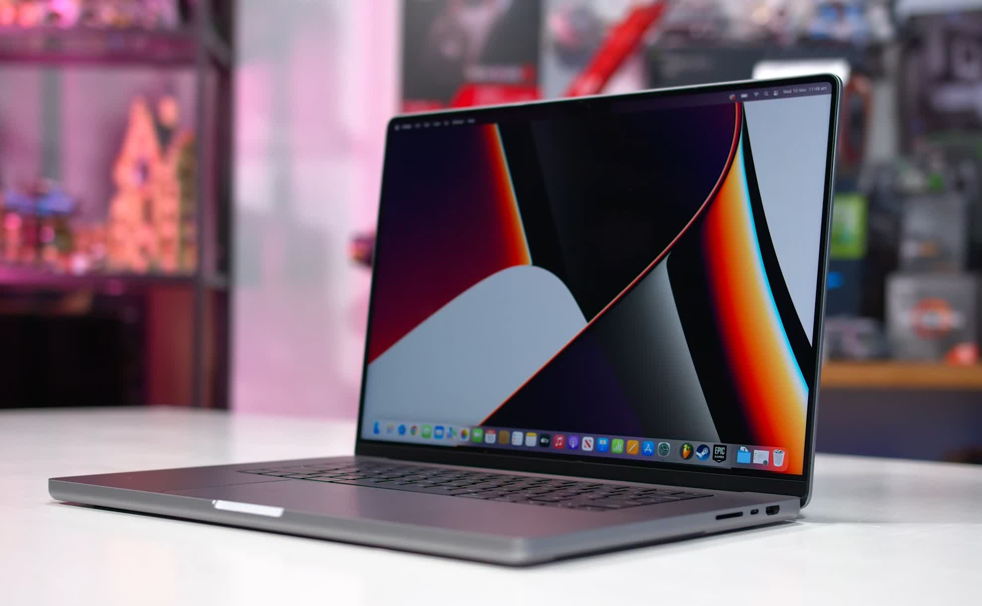 Apple продала больше MacBook Pro с mini-LED, чем все производители ноутбуков с OLED вместе взятые