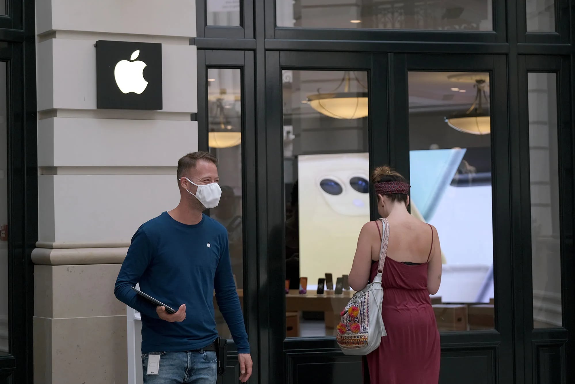 Apple разрешила вакцинированным сотрудникам не ходить в масках на работе