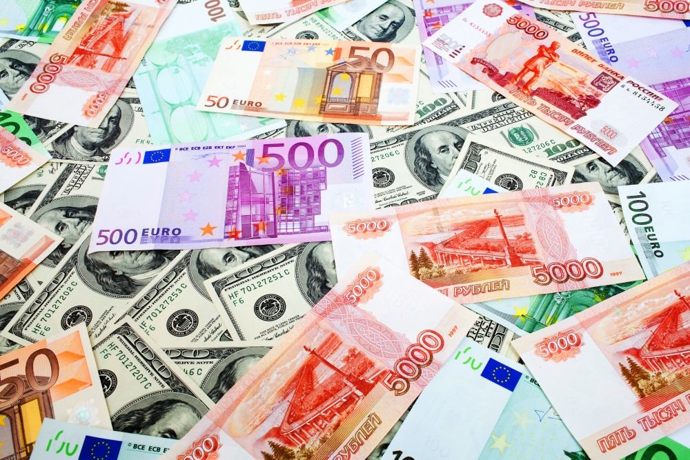 Сколько сейчас стоит доллар и евро в российских банках. Нашли самые выгодные курсы