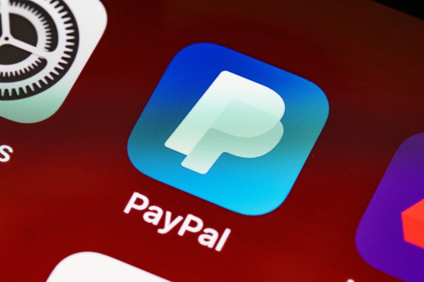 PayPal приостановил работу в России