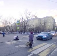 Москва, 2022 год: бабуля помогает роботу-курьеру перейти дорогу
