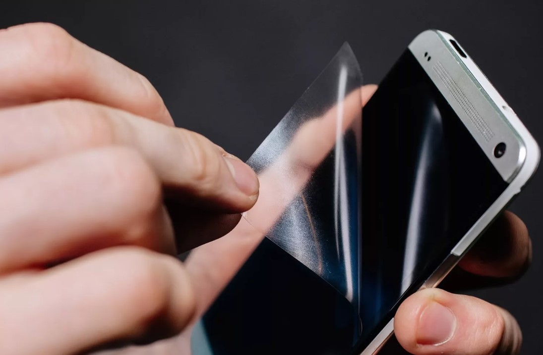 Специалисты из НТИ создали пленку для смартфонов, поглощающую 95% царапин