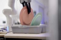Dyson показала роботов, которые заменят домохозяек к 2030 году. Они убирают в квартире и моют посуду