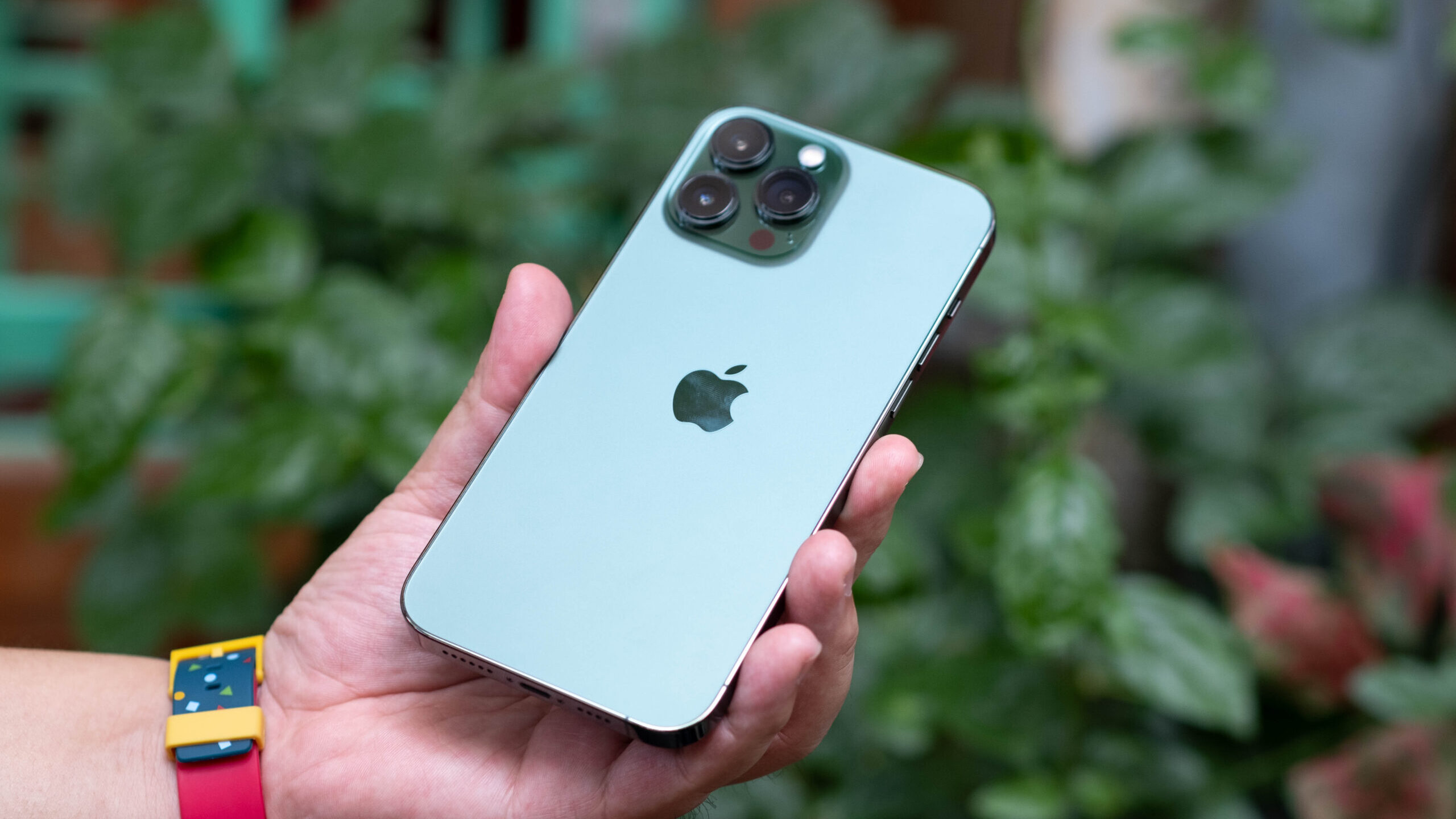 re:Store запустил продажи iPhone 13 Pro Max в новом зелёном цвете. Встречайте