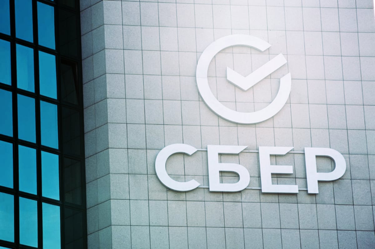 Сбербанк и ВТБ перестали переводить валюту в другие российские банки