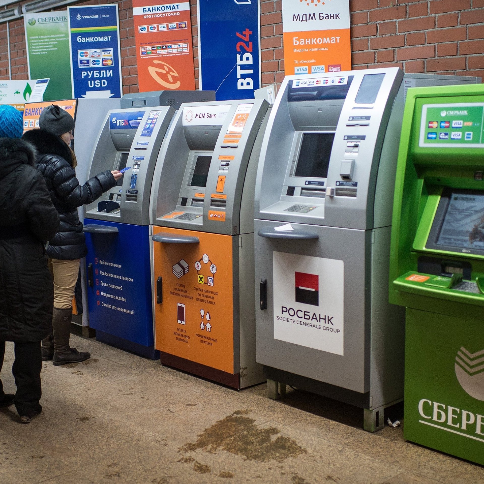 Российские банки начали переходить с американских банкоматов на китайские