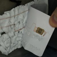 Сбер начал доставать чипы из старых пластиковых карт для изготовления новых, назвав это «реимплантацией»