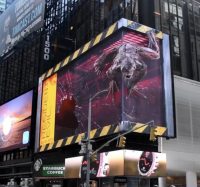 Такую рекламу по телевизору не покажут. В Нью-Йорке монстр из Resident Evil вырвался из клетки в 3D