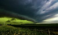 Уникальный зеленый шторм накрыл целый штат США, и интернет не верит фотографиям