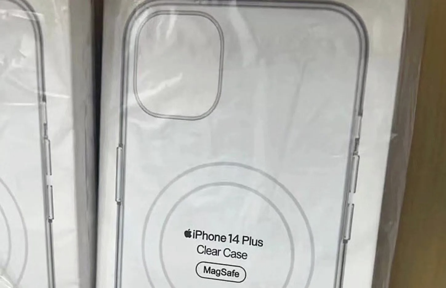 Название iPhone 14 Plus засветилось на фото с прозрачным чехлом