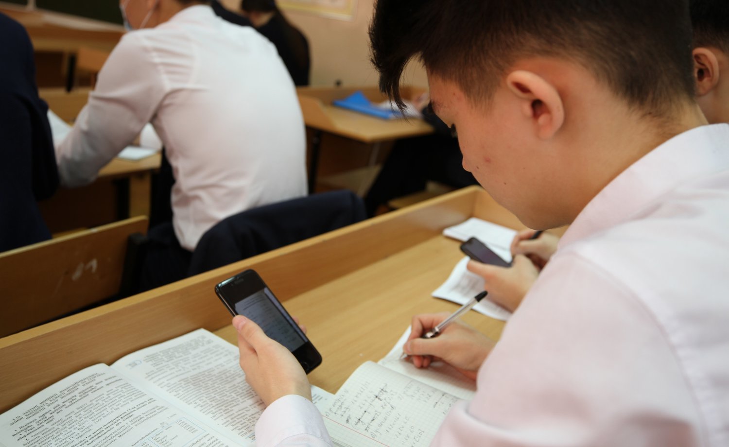 Минпросвещения: с 1-го сентября на уроках в российских школах мобильные телефоны запрещены