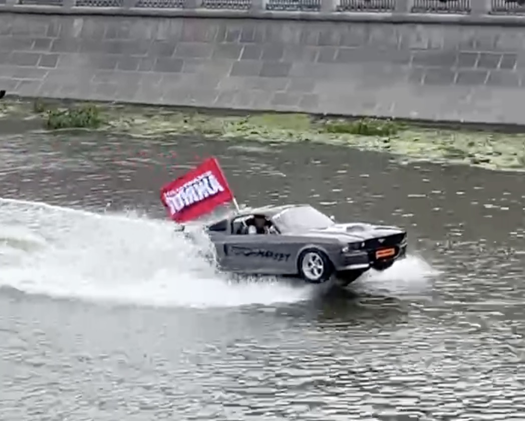 Обычный день в Москве. По реке плывет Ford Mustang