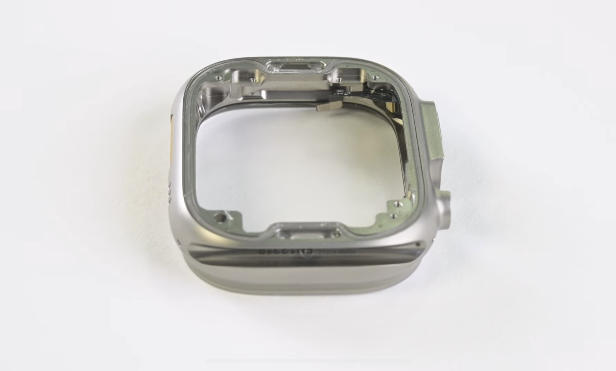 iFixit разобрали Apple Watch Ultra и показали увеличенную батарею и улучшенную водозащиту