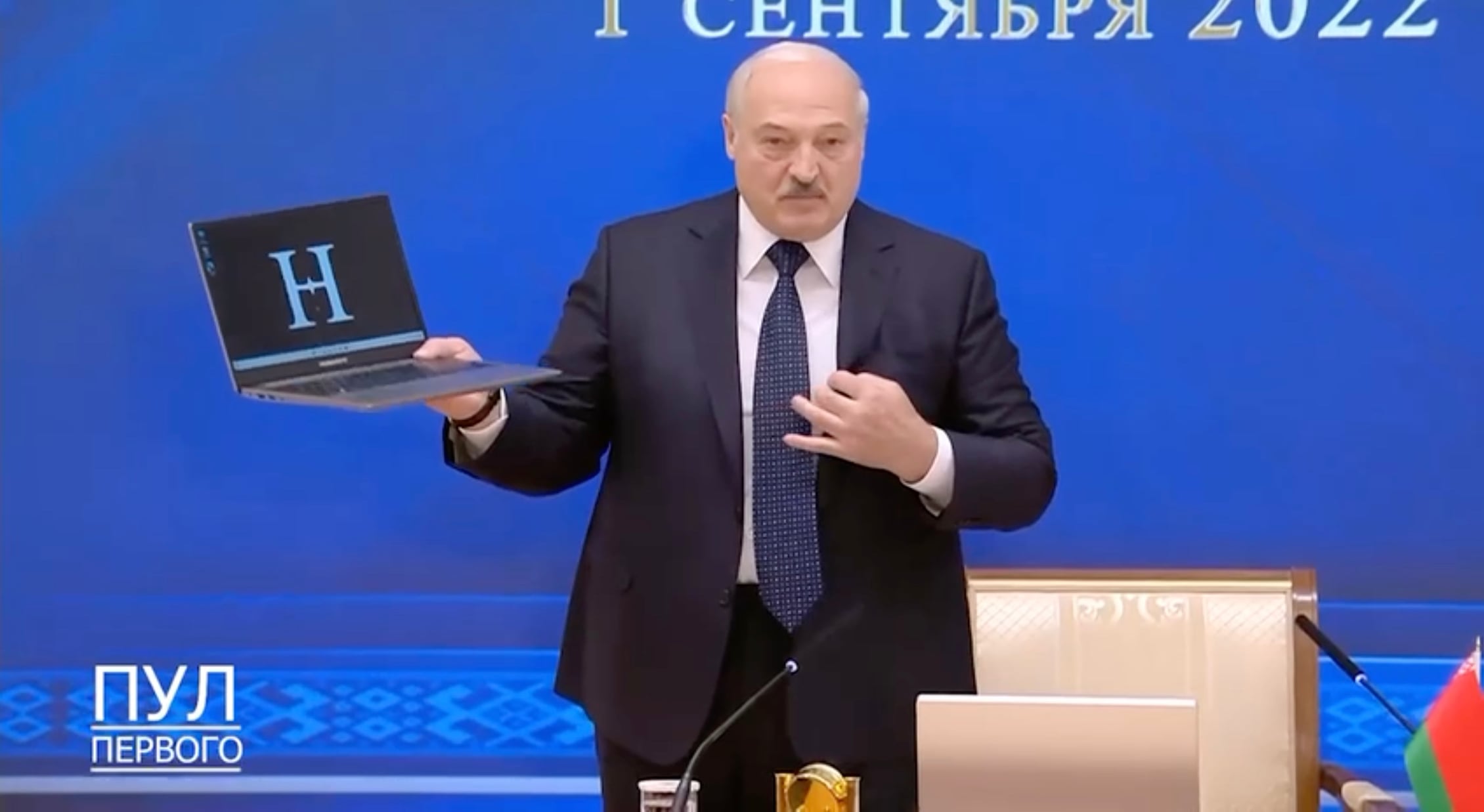 Лукашенко показал первый белорусский ноутбук. В нем 12% комплектующих из Белоруссии