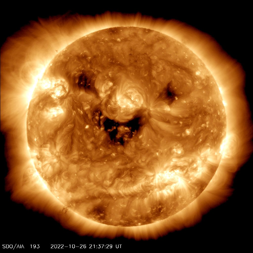 NASA сделало фотографию улыбающегося Солнца